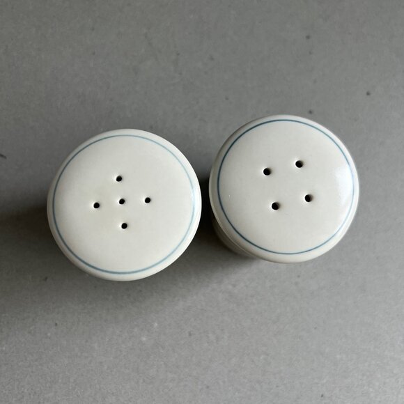 Mikasa Intaglio CAC29 Garden Harvest Classic Salt and Pepper Shakers Set - Picture 5 of 7